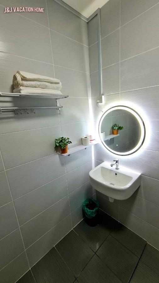 J&J Vacation Home@Novo8 Residence Kampong Tambak ภายนอก รูปภาพ