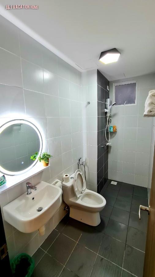 J&J Vacation Home@Novo8 Residence Kampong Tambak ภายนอก รูปภาพ